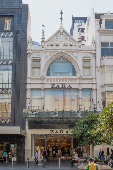 arnold-szmerling-leica-q3-street-zara-building-melbourne