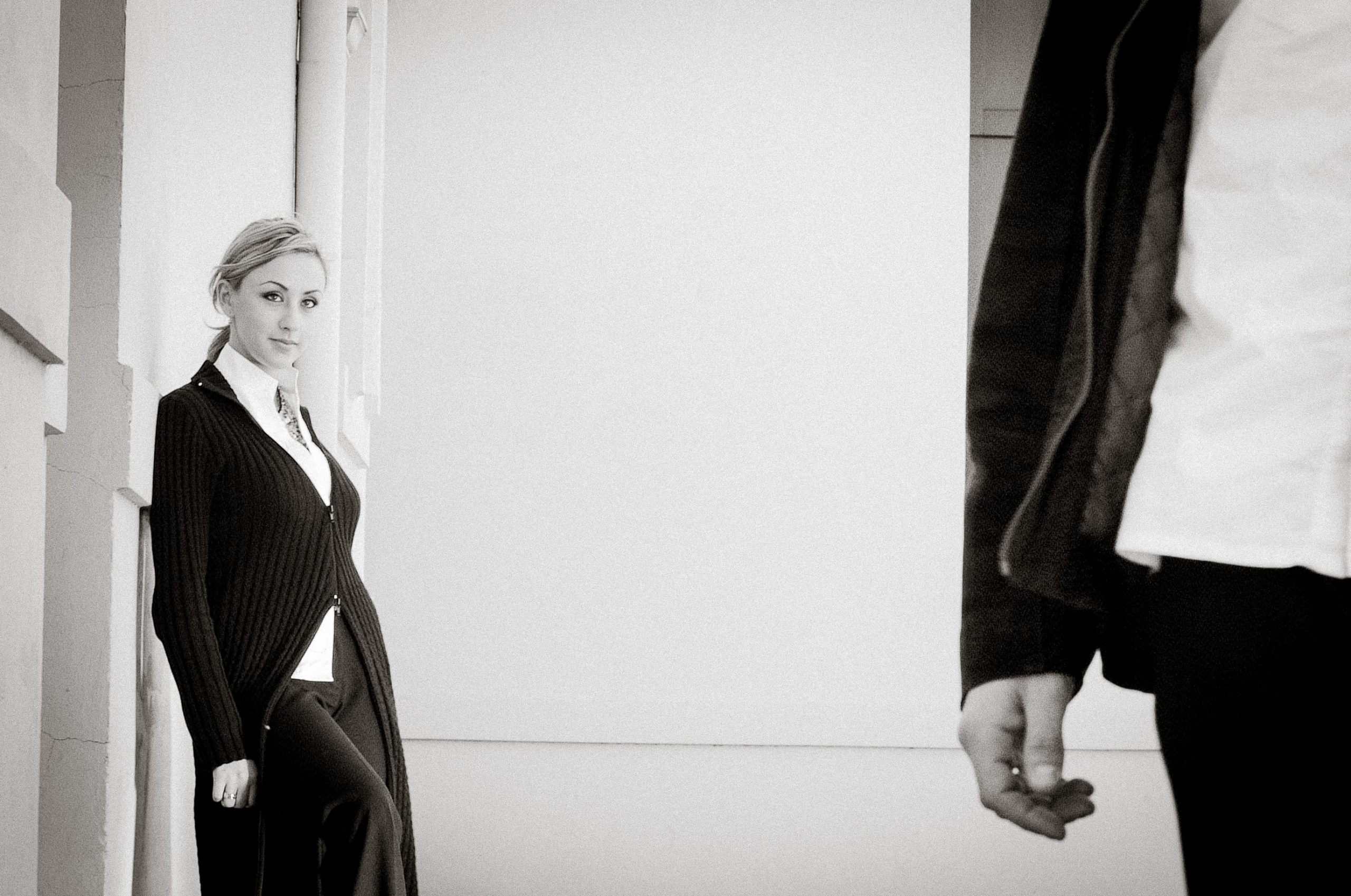 Intimate editorial-style embrace of a couple in Melbourne – timeless natural-light moment by Arnold Szmerling