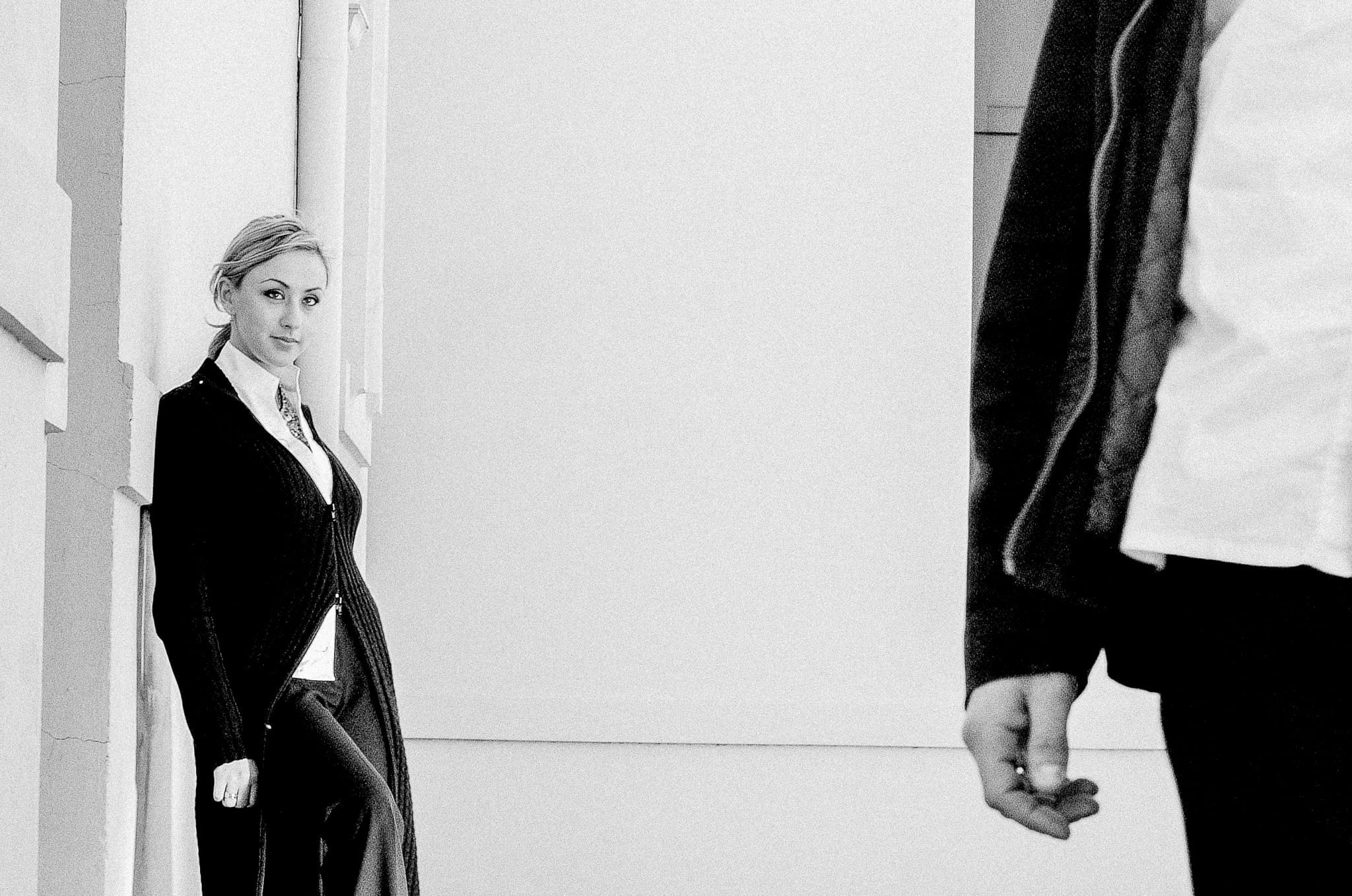 Intimate editorial-style embrace of a couple in Melbourne – timeless natural-light moment by Arnold Szmerling